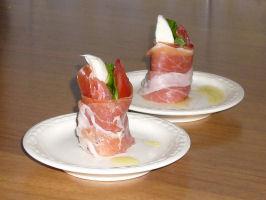 Parmahamrolletjes met rucola tomaat en basilicum