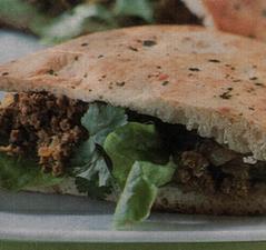 Naanbrood met gekruid gehakt