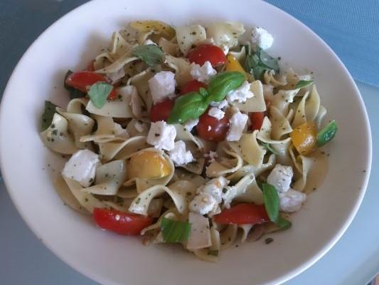 Pasta pesto salade met kipfilet kerstomaatjes kappertjes en geitenkaas