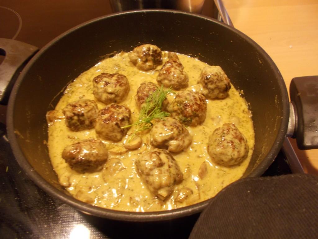 Gehaktballetjes in honingmosterdroomsaus met champignons en dille