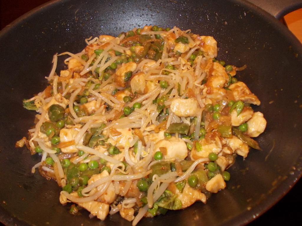 Aziatische kipfilet met doperwtjes, paprika en taugé