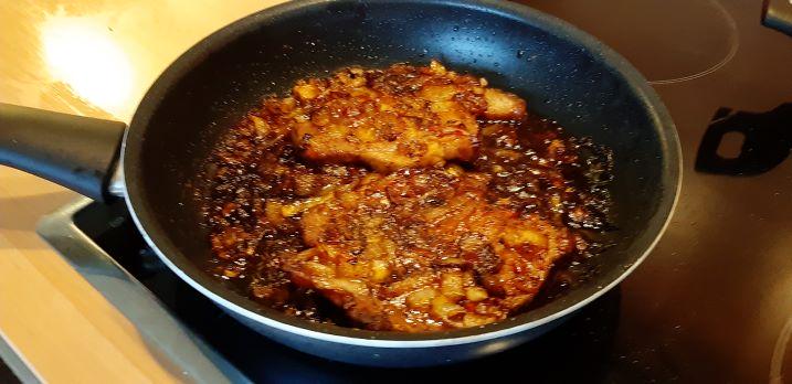 Pittige schouderkarbonade uit de oven met ui knoflook en chilisaus
