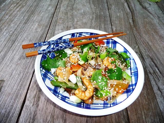 Noedels met grote garnalen champignons sugar snaps paprika&hoisinsaus