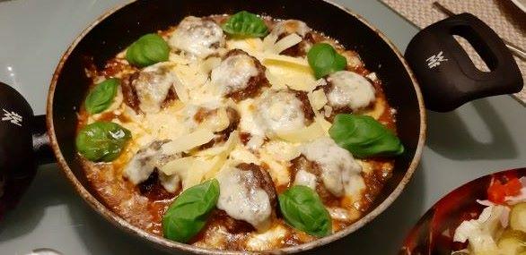 Gevulde Italiaanse gehaktballetjes in tomatensaus met mozzarella en pesto