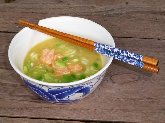 Spitskoolsoep met zalm