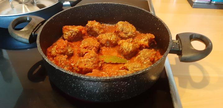Zalige Mediterrane gehaktballetjes in kruidige tomatensaus met olijven