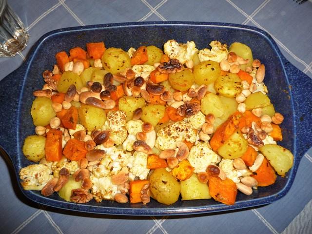Traybake met bloemkool, pompoen, aardappel, Vadouvan & noten