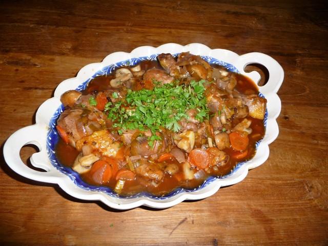 Coq au vin met cognac en paddenstoelen