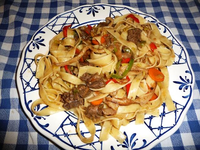 Runderstoof met veel groenten en tagliatelle (gezond en lekker)