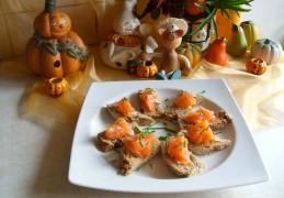 Hapjes: notenbrood belegd met gerookte zalm