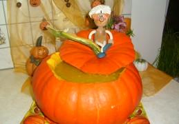 Soep: pompoen gevuld met een verrassing van halloween