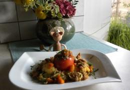 Dagschotel: gevulde tomaat met groenten en kip op een bedje van puree Dagschotel: gevulde tomaat met groenten en kip op een bedje van puree