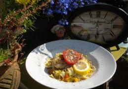 Dagschotel: kabeljauwhaasje op een bedje van pasta met zomerse gewokte groenten
