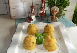 Aardappelpuree met frisse groenten en korianderblaadjes
