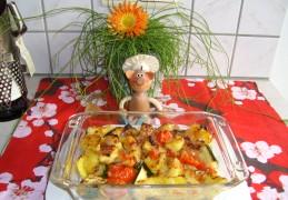 Aardappelen met gewokte groenten en kaas onder de grill