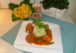 Boontjes in tomatensaus met bouletten met peterselie-aardappelen