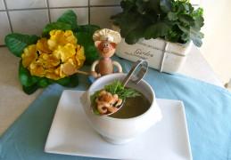 Soep kervel met verse groenten, kruiden en garnalen