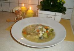 Soep : mosselen en kabeljauw vergezeld van groenten