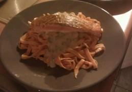 Oranje pasta met champignonsaus en zalm