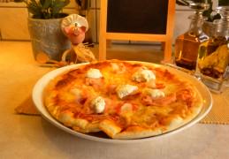 Pizza met scampi's , gerookte zalm en kruidenkaas