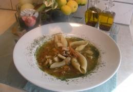 Soep :Fish soup with giant pasta  shells