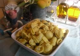 Schelpjes pasta met kippeblokjes en curry