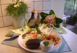 Lams steak met koude groenten en pikante krieltjes Lams steak met koude groenten en pikante krieltjes