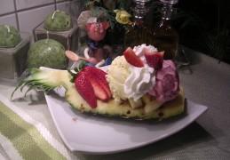 Dessert : gevulde ananasboot