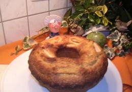 Gold colored appel cake