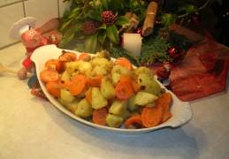 Aardappelen en wortelen in roquefort kaas gebakken 