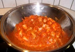 Dagschotel: pasta met kalkoenblokjes in een pittig tomatensausje