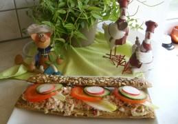 Meergranen-broodje gevuld met heerlijke salade en groenten