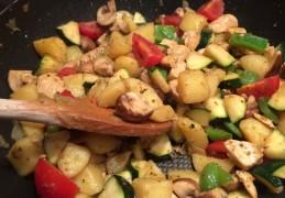 Wokschotel met groenten en aardappel