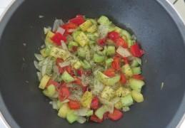 Groente oventaart bedekt met bloemkoolkaaspuree