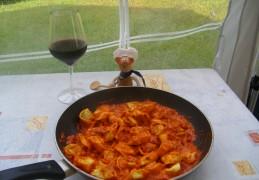 Vakantie tortellini gevuld met gevogelte in een tomatensausje Vakantie tortellini gevuld met gevogelte in een tomatensausje