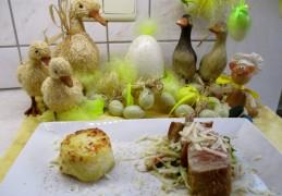 Dagschotel: varkenshaasje op een bedje van wok-groenten met een taartje van kaasaardappelen