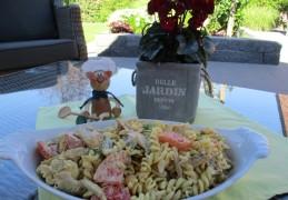 Salade van pasta met kip en zomerse groenten