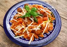 Pasta met Italiaanse gehaktballetjes en groene asperges