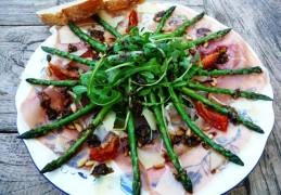 Carpaccio van Parmaham met gegrilde asperges