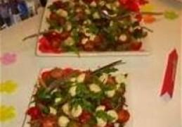 Tomatensalade van kerstomaten met gemarineerde mozzarella