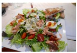 Maaltijdsalade met GROENTE - pestodressing en warm gerookte zalm....