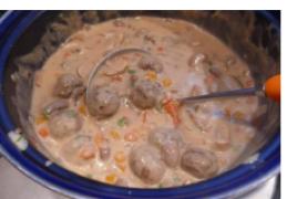 Rundergehaktballetjes in kleurige, romige, kokos champignonsaus.