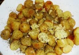 Griekse gebakken aardappelen met knoflook, oregano en citroen
