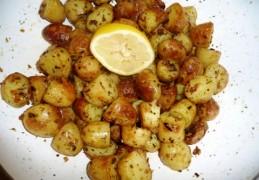 Griekse gebakken aardappelen met knoflook, oregano en citroen