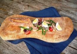 Pan Bagnat met salade Nicoise