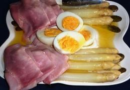 Klassieke asperges op Brabantse wijze