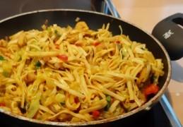 Bami met kalkoen, spitskool en curry madras