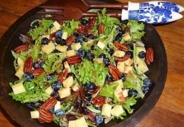 Salade met blauwe bessen, kaas en noten