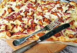 Flammkuchen met verse cantharellen