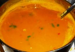 Pompoensoep met sinaasappel, kardemom, kokosmelk en koriander